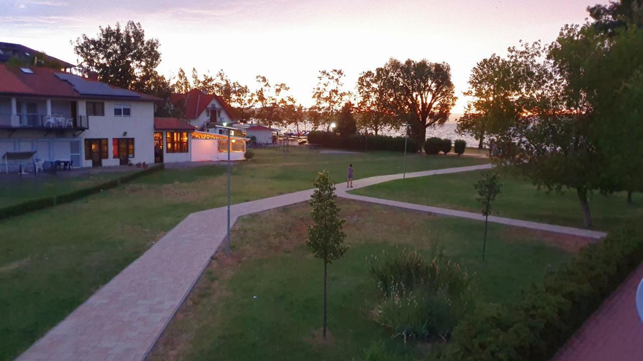 Wellapartman Zamárdi Exterior photo